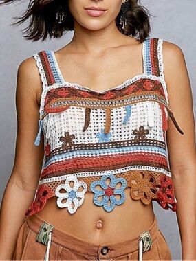 NIB- POL Crochet Flower Trim Tank